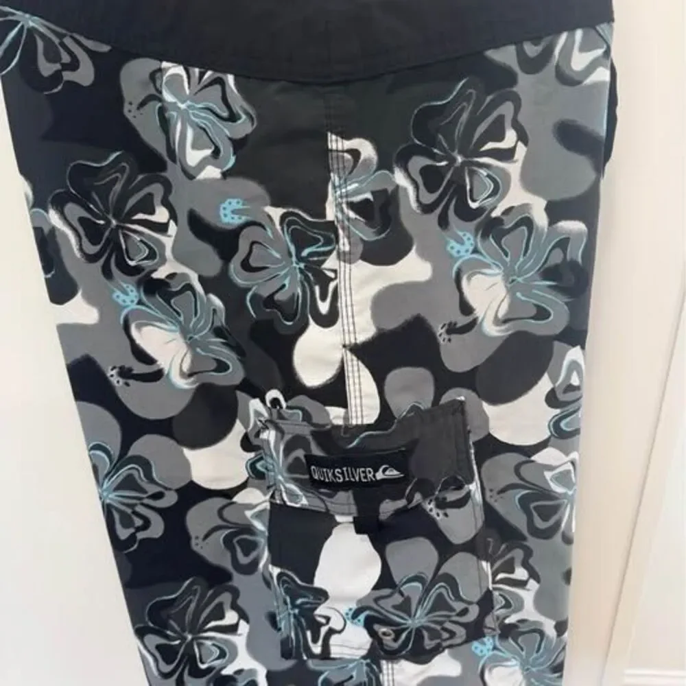 2 Men's Floral Swim Trunks Old Navy Blue Size Small & Quicksilver Black -Size 30